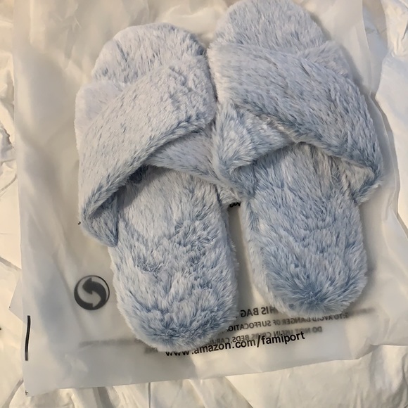 Slippers faux fur slip in NWT ☘️HP☘️ - Picture 2 of 5